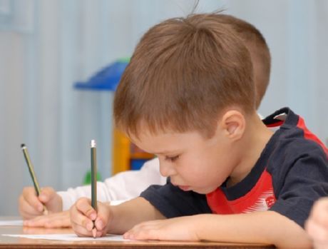 Cum să înveți un copil să scrie este o problemă pentru mulți părinți tineri