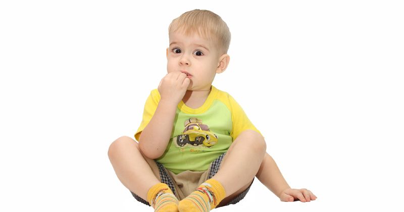 Cum să dezactivați copilul să-și înghită unghiile? 