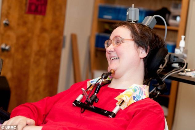 O femeie paralizată controlează o mână artificială cu ajutorul gândirii