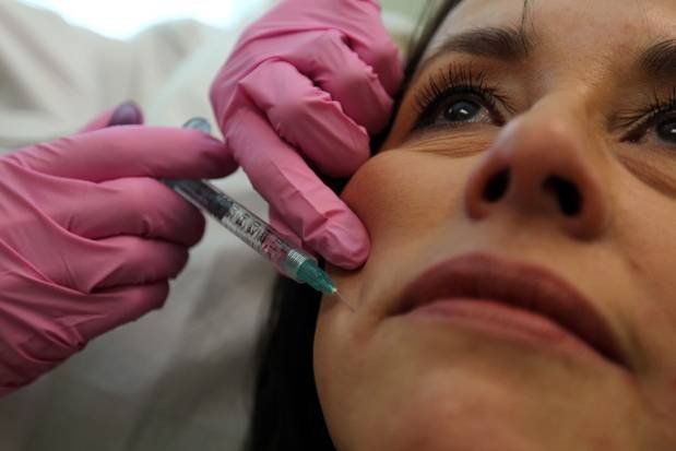 După procedura cosmetică, femeile americane au crescut oase în pleoape